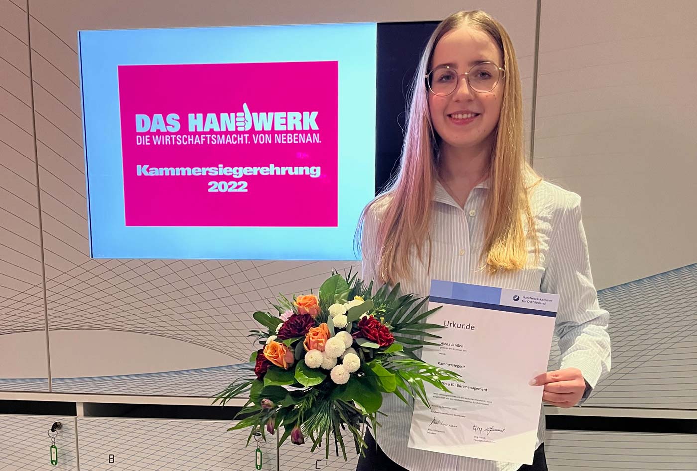 Alena_mit_Urkunde